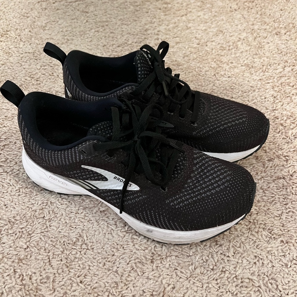 Brooks tennis running shoes size 8